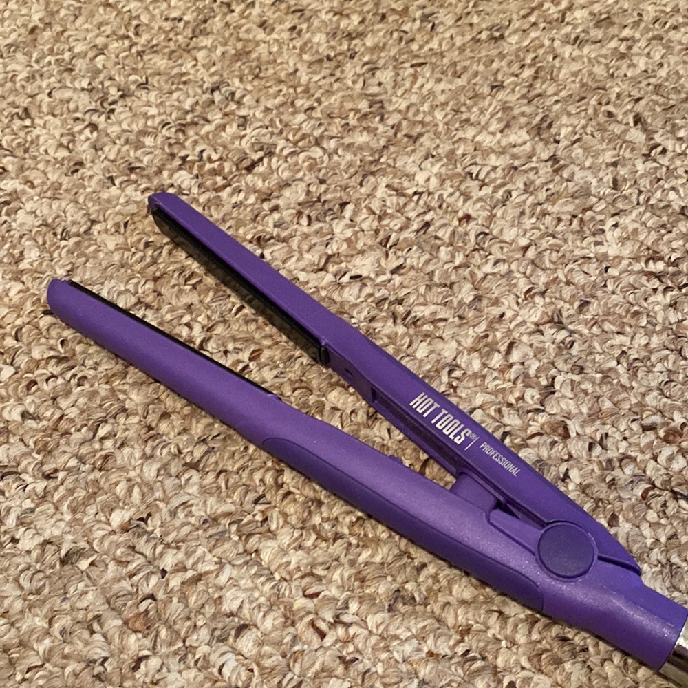 Hot tools mini straightener never used